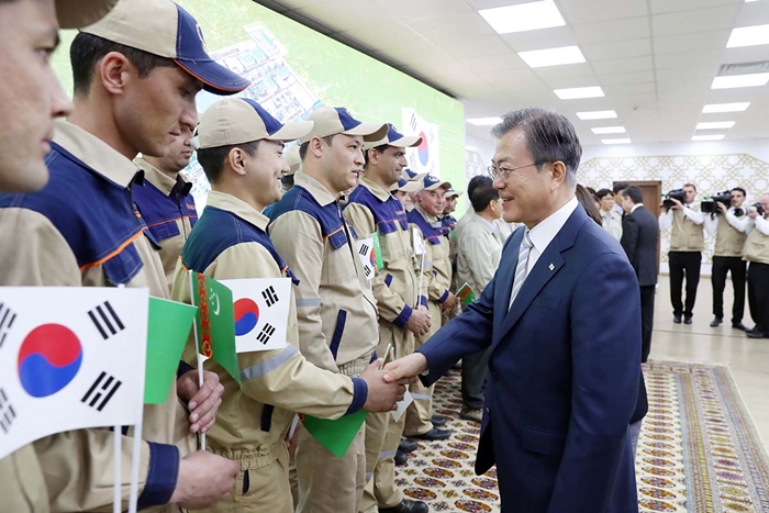 President Moon on April 18 meets Korean and Turkmen workers during his visit to a petrochemical plant in Kiyanly, Turkmenistan, that was built by a Korean-led consortium.